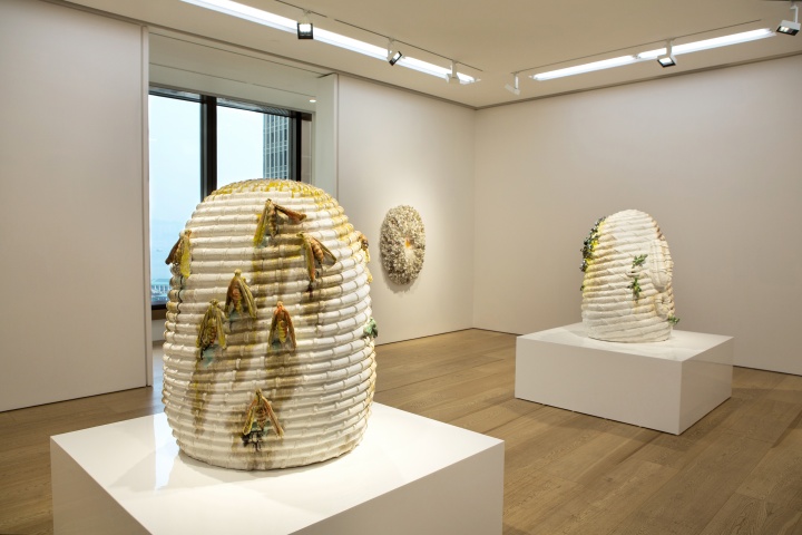 这位艺术家第一次香港个展,选择了“群落”“花火”等几个不同主题系列 Photo:Joyce Yung,Courtesy Galerie Perrotin
这位艺术家第一次香港个展,选择了“群落”“花火”等几个不同主题系列 Photo:Joyce Yung,Courtesy Galerie Perrotin