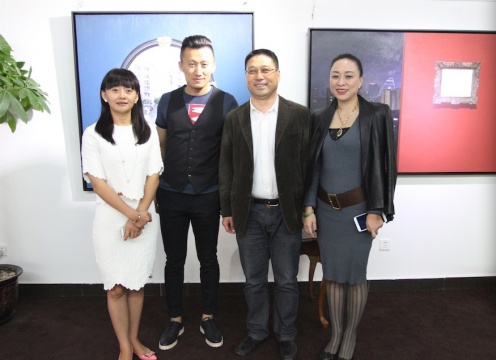艺术家黄丙寅（左二）、圣东方艺术画廊董事长周鸣（右一）与嘉宾在展览现场
