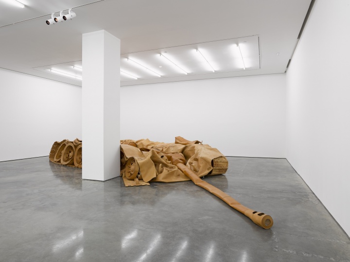 《坦克计划》 890x600x150cm 植鞣革 2011-2013
《坦克计划》 890x600x150cm 植鞣革 2011-2013