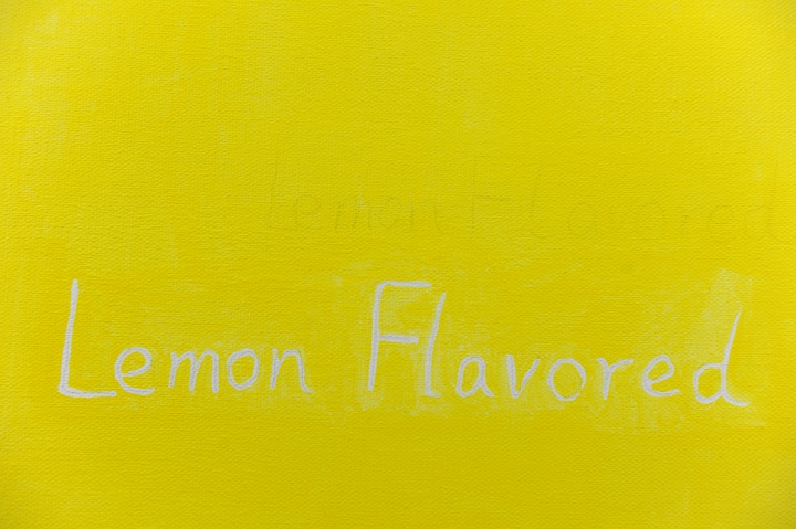 “Lemon Flavored”以虚线的形式书写于作品纸上
“Lemon Flavored”以虚线的形式书写于作品纸上