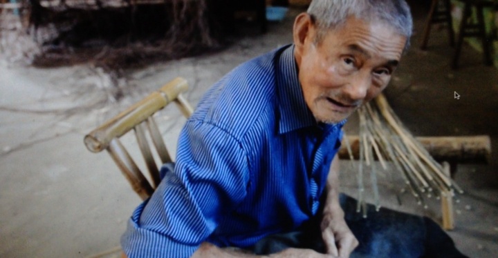 一位正在破竹的老篾匠
一位正在破竹的老篾匠