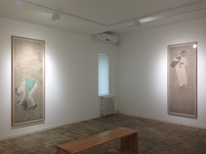 亦安画廊的张明放如今把二楼的空间当做是自己的“客厅”,展出自己喜欢的作品
亦安画廊的张明放如今把二楼的空间当做是自己的“客厅”,展出自己喜欢的作品