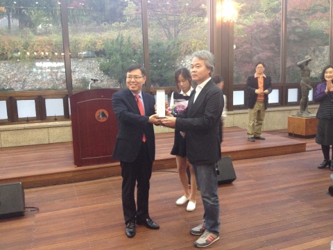 大邱市副市长（左）为本届获奖艺术家（右）颁奖
