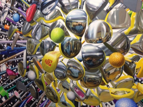 2013年作品，描绘高尔夫球杆，能看到球杆中反射的拍照片的人
