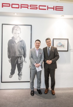 Porsche中国公关传媒总监彭明山（右）与国内新锐艺术家阎沙子安（左）
