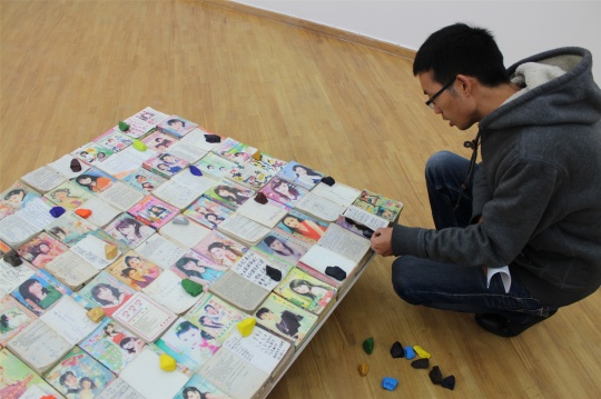 刘窗《爱情故事》，他购买的口袋书有2万余本，本次展出了700本
