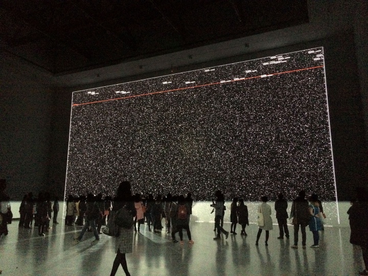 日本艺术家池田亮司的视屏作品《雷达》,该作品是为M21度身打造,构建了一个渴求细节、精致无憾的完美虚境。长达22米,宽高11.7米的尺度,从视觉到听觉都给观众带来极为震撼的体验 日本艺术家池田亮司的视屏作品《雷达》,该作品是为M21度身打造,构建了一个渴求细节、精致无憾的完美虚境。长达22米,宽高11.7米的尺度,从视觉到听觉都给观众带来极为震撼的体验