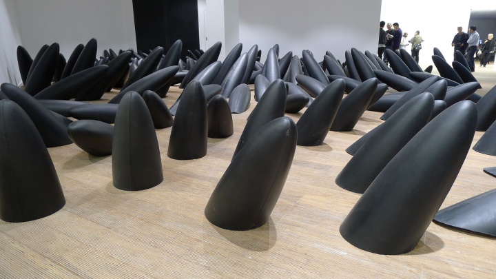 aaajiao(徐文恺)的装置作品《枯山水》,用海绵和金属制作而成的“枯山”在螺旋展厅中从内向外盘绕,形成一道独特的山水
aaajiao(徐文恺)的装置作品《枯山水》,用海绵和金属制作而成的“枯山”在螺旋展厅中从内向外盘绕,形成一道独特的山水