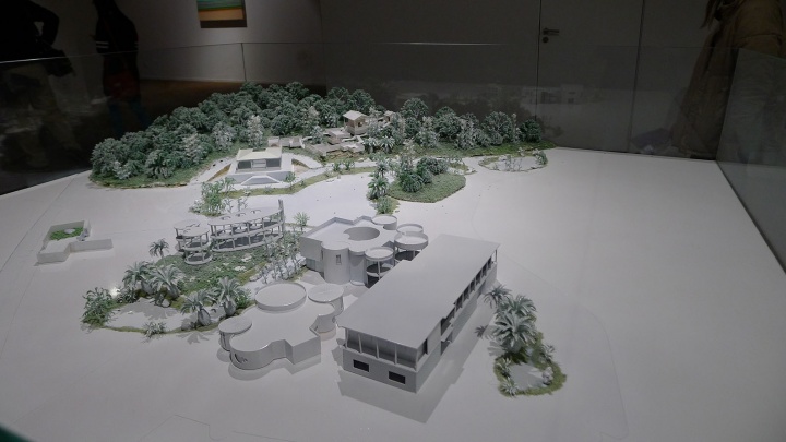郑国谷《了园》的建筑模型,这是他自2000年在广东阳江郊区陆续购置了三万平米土地的造园实践 郑国谷《了园》的建筑模型,这是他自2000年在广东阳江郊区陆续购置了三万平米土地的造园实践