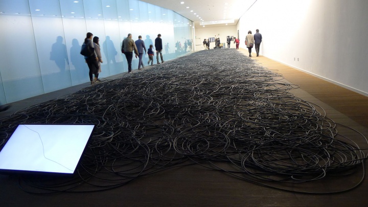 刘广云的影像和装置作品《11071,9600114143公里》,这个长度是艺术家在德国Kempen市的Von Behring街11号和上海巨峰路1589弄210号之间的距离,现场则堆放了11071,9600114143米的电缆 刘广云的影像和装置作品《11071,9600114143公里》,这个长度是艺术家在德国Kempen市的Von Behring街11号和上海巨峰路1589弄210号之间的距离,现场则堆放了11071,9600114143米的电缆