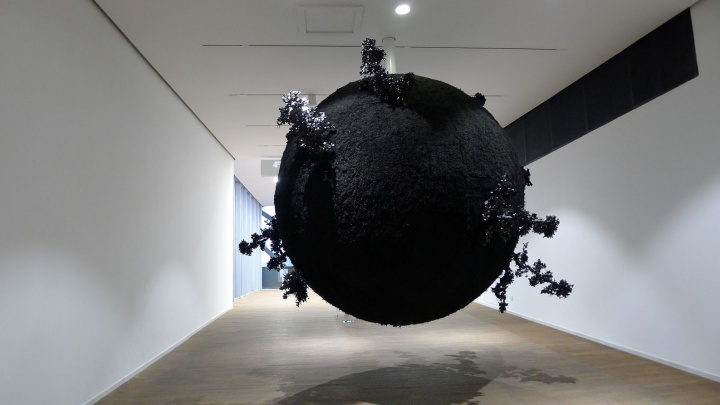 马文的《一天四十四个日落》令这个展厅充斥着墨汁味,但黑色的覆盖只会延缓植物的生长,并不会终止生命,绿色的新芽会从黑色中迸发出来
马文的《一天四十四个日落》令这个展厅充斥着墨汁味,但黑色的覆盖只会延缓植物的生长,并不会终止生命,绿色的新芽会从黑色中迸发出来