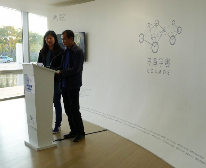 如同在CCAA的发言一样,代表参展艺术家讲话的郑国谷(右)这次同样语出惊人,他在谈到自己对民生二十一世纪美术馆名字的理解时,说到“现在的艺术正呈现从符号学向能量学的螺旋上升,是时候跟二十世纪的艺术说再见了!” 如同在CCAA的发言一样,代表参展艺术家讲话的郑国谷(右)这次同样语出惊人,他在谈到自己对民生二十一世纪美术馆名字的理解时,说到“现在的艺术正呈现从符号学向能量学的螺旋上升,是时候跟二十世纪的艺术说再见了!”