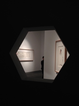 透过镂窗的作品和女人
透过镂窗的作品和女人