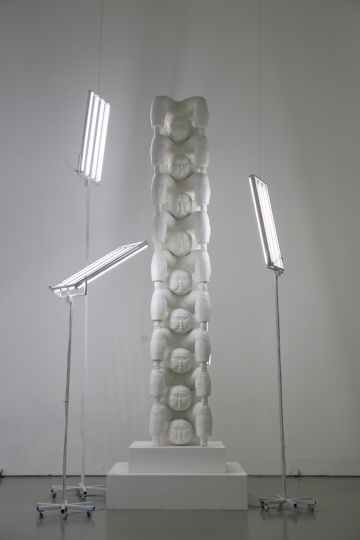《欢乐颂》490×80×80cm 综合材料 2014
《欢乐颂》490×80×80cm 综合材料 2014