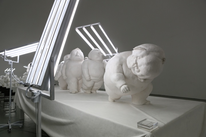 《大饭局》162×166×505cm 综合材料 2014
《大饭局》162×166×505cm 综合材料 2014