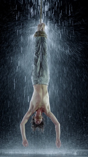 《殉难者之水》, 2014年 


演员: John Hay 



图片拍摄:吉拉·派罗芙

由 比尔·维奥拉工作室 提供 


