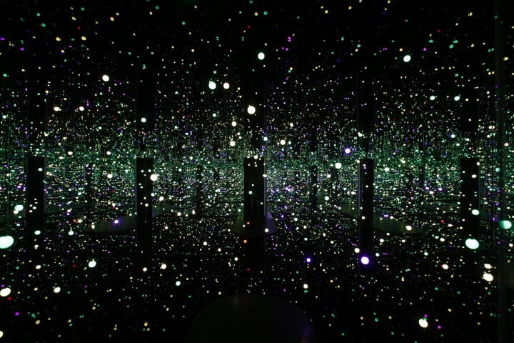 草间弥生作品《Infinity Mirrored Room》
草间弥生作品《Infinity Mirrored Room》