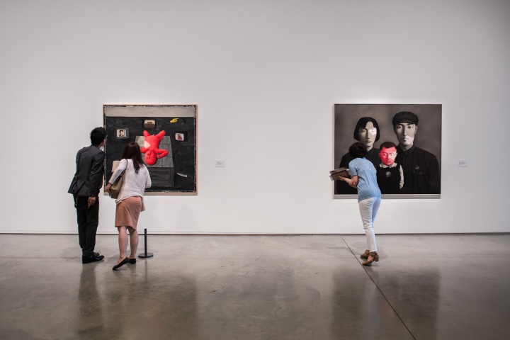 在张晓刚展览上观看作品的人们
在张晓刚展览上观看作品的人们