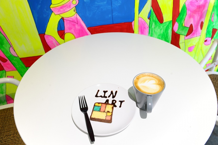蒙德里安蛋糕暴露了LinArt-Cafe作为艺术餐吧的独一无二性
