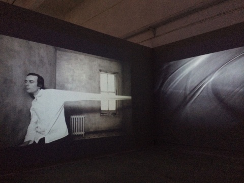 泽拓（日本 b.1977） 2012年创作的双屏录像装置作品《线性构造》
