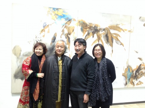 王利丰(左三)与友人在展览现场
王利丰(左三)与友人在展览现场