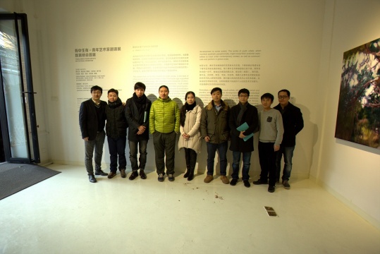 参展艺术家合影嘉宾与
参展艺术家合影嘉宾与