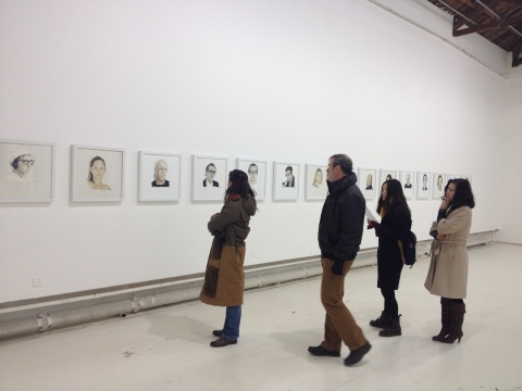 观众在《肖像》系列作品前驻足欣赏
观众在《肖像》系列作品前驻足欣赏