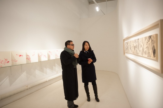 艺术家李婷婷与批评家夏可君在作品前欣赏
