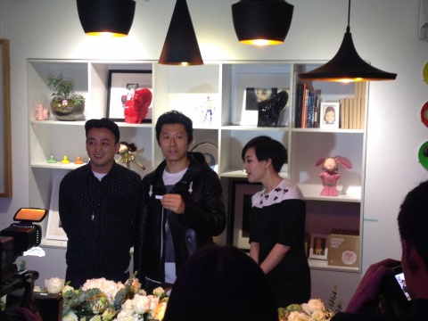 夏雨（中）与艺术家黄玉龙（左）、光线传媒主持人周芸（右）在抽奖现场
