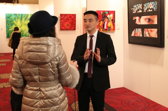 东方艺品总裁黄宇杰接受采访
东方艺品总裁黄宇杰接受采访