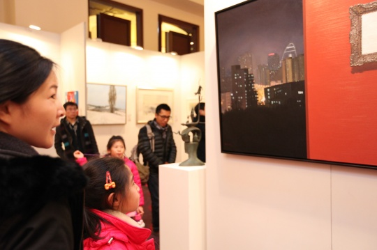 观众在展览现场凝视青年艺术家的作品
观众在展览现场凝视青年艺术家的作品