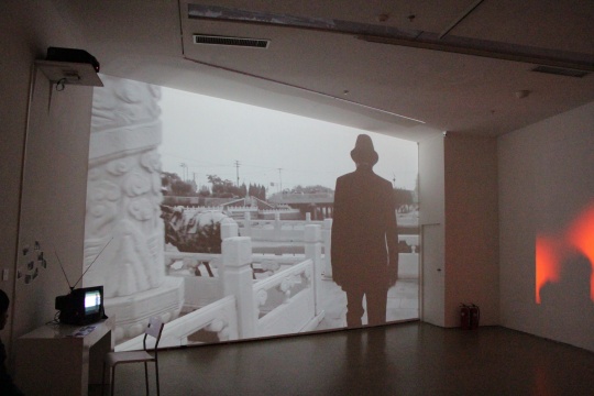 赵小伟 《晴·转多云》 1280x720 实验影像 2014

短片时长8分45秒，描述了一个身着黑衣的男人和一台电视机之前的神秘关系。
