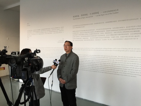 策展人王林在展览现场接受媒体采访
策展人王林在展览现场接受媒体采访