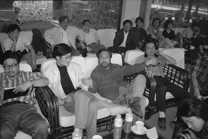 广州双年展研讨会上，栗宪庭在会上很伤感，当代艺术怎么会走向了市场，1992 年10 月，广州
