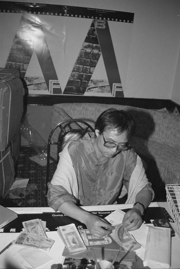 艺术家张晓刚的作品在“广州双年展”上获奖以及奖金，1992年10月，广州
