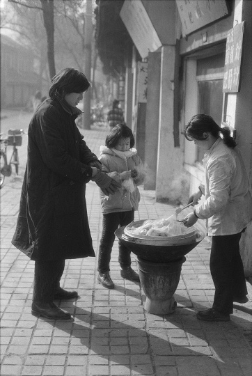 周春芽给女儿褐褐买包子，1992 年，成都
