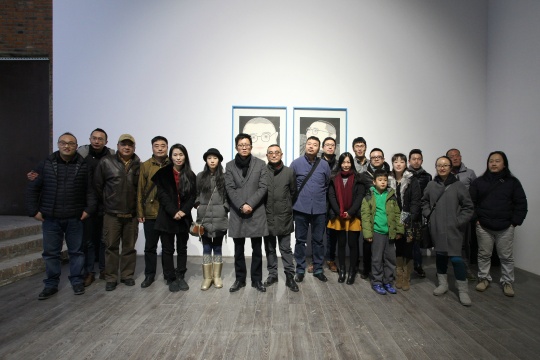 策展人杭春晓、芥墨艺术馆馆长鲁文以及部分艺术家等合影
策展人杭春晓、芥墨艺术馆馆长鲁文以及部分艺术家等合影
