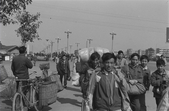 肖全并不只是拍摄过名人肖像，这是他1990年拍摄的成都滨江东路农民大军进城务工的场景
