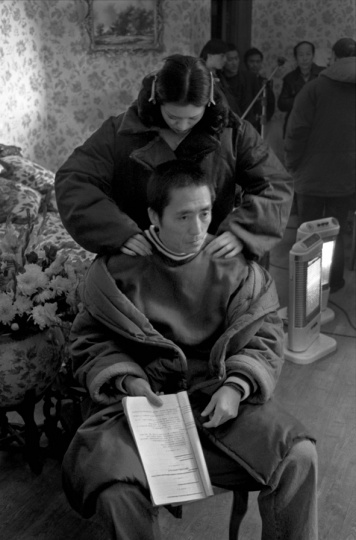 1995年1月，上海，巩俐和张艺谋在《摇啊摇》剧组里
