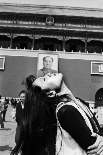 1992年春天杨丽萍在北京天安门

