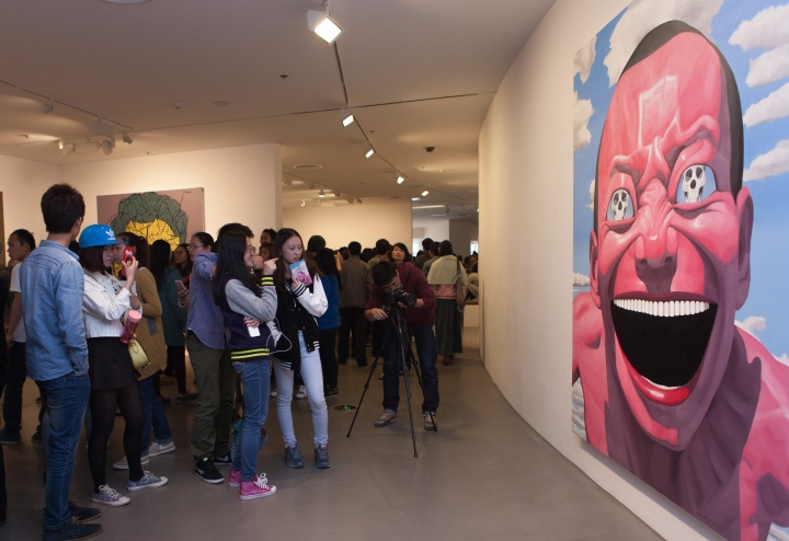 2014年4月8日,岳敏君新作展“大脸画”展出
2014年4月8日,岳敏君新作展“大脸画”展出