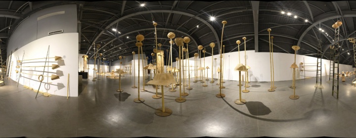 2014年11月6日,邱志杰“南京长江大桥自杀干预计划(五)——齐物”展出
2014年11月6日,邱志杰“南京长江大桥自杀干预计划(五)——齐物”展出