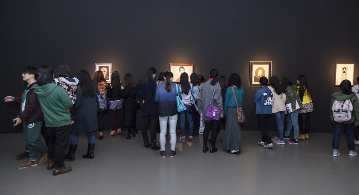 2014年11月14日，展出英国艺术家L.S.洛瑞个展“艺术家·人民”

