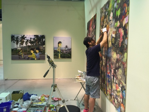 Kaikai Kiki画廊展位上,日本艺术家Mr.在现场创作
Kaikai Kiki画廊展位上,日本艺术家Mr.在现场创作