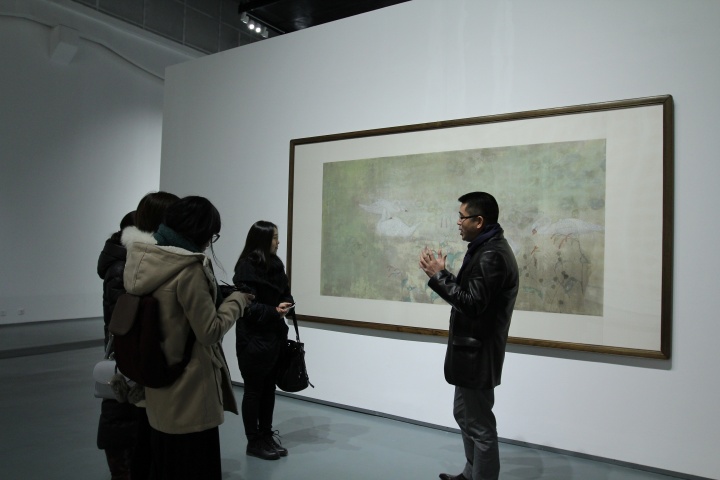 2014年12月，“变异水墨Ⅱ”展览现场，夏季风正在接受记者采访
