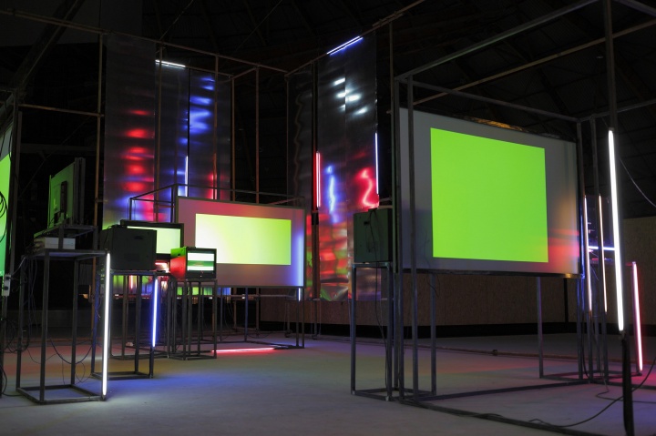 《彩色》,2013 年,9 屏影像装置,刘韡工作室提供图片
