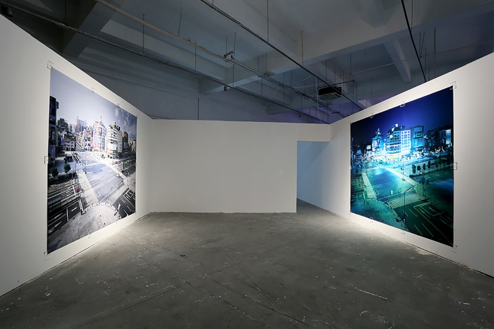 ​台湾60年代出生的艺术家袁广鸣2002年创作的作品“城市失格” 系列，使用传统 4×5 的相机在同一个点(景),前后 2 个月不同时间俯瞰拍摄台北西门町 近 300 多张影像完成