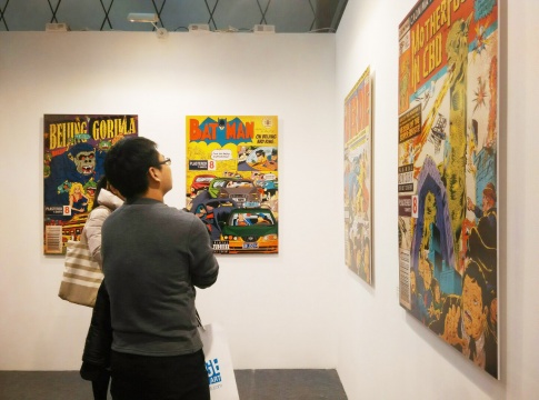 90后艺术家 李柏林 创作于2014年 采用帆布印刷 借助美式漫画的风格，抒发对社会压力的抗议