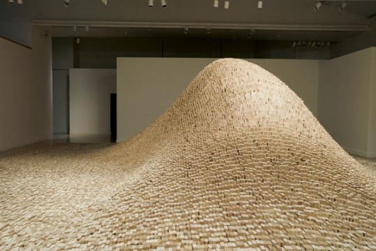 林璎作品《 2x4 Landscape》（2006），于2012年在泰特美术馆亮相。

Photo: Colleen Chartier, via Art in Embassies.
