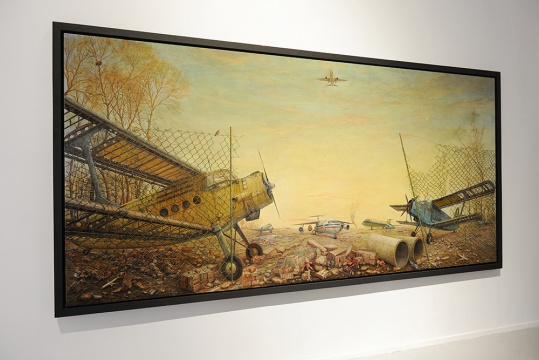 王铮用其极强的绘画表现力，在一个铁锈般的世界里，讲述着一段关于飞机的故事。
